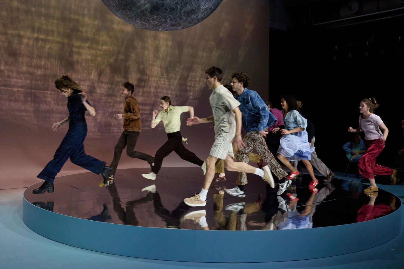 Die Otto- Falckenberg-Schule bringt (K)ein Stück für Tschechow auf die Bühne der Münchner Kammerspiele 2026.