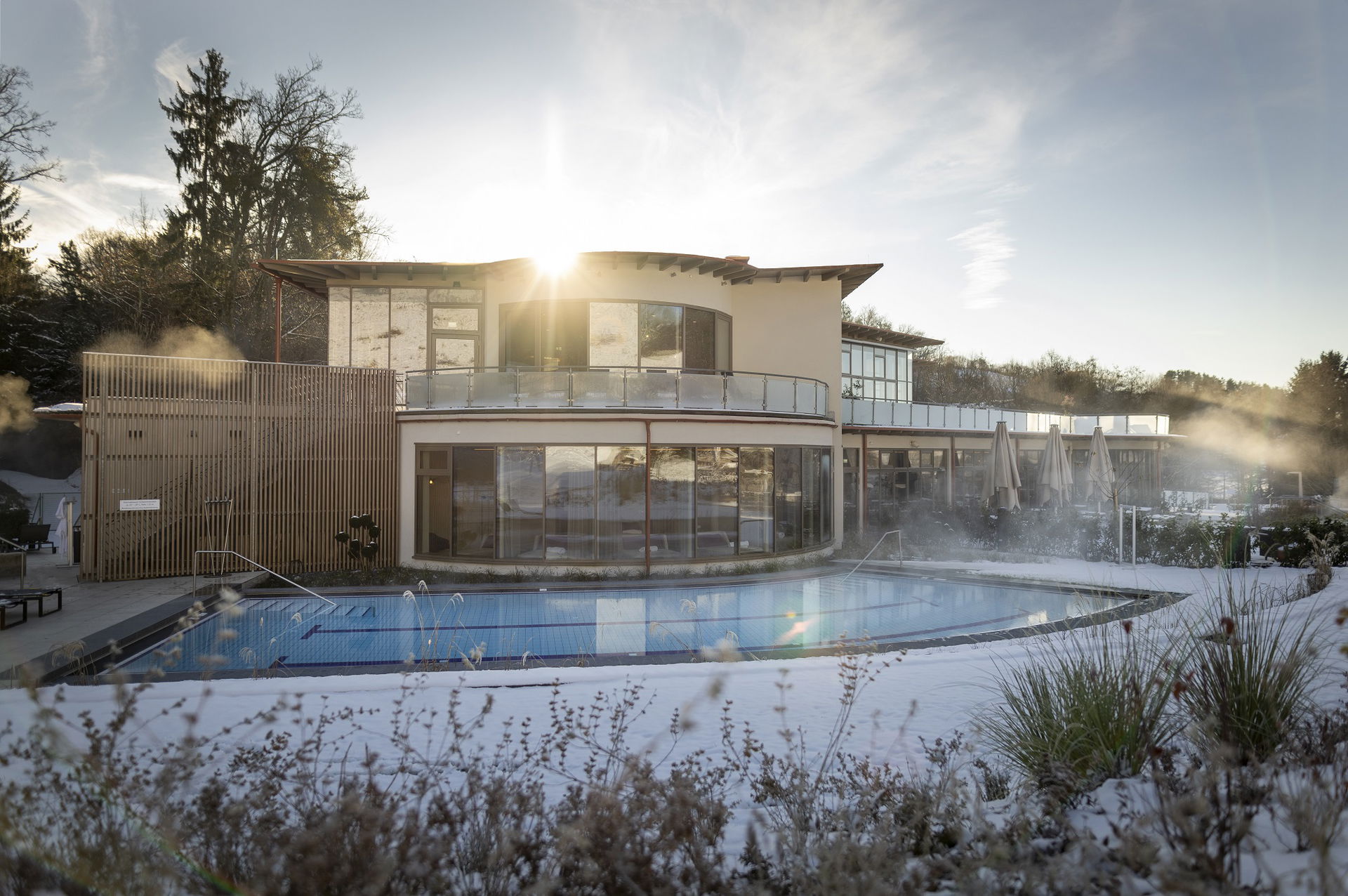 Außenansicht der Heiltherme Bad Waltersdorf.
