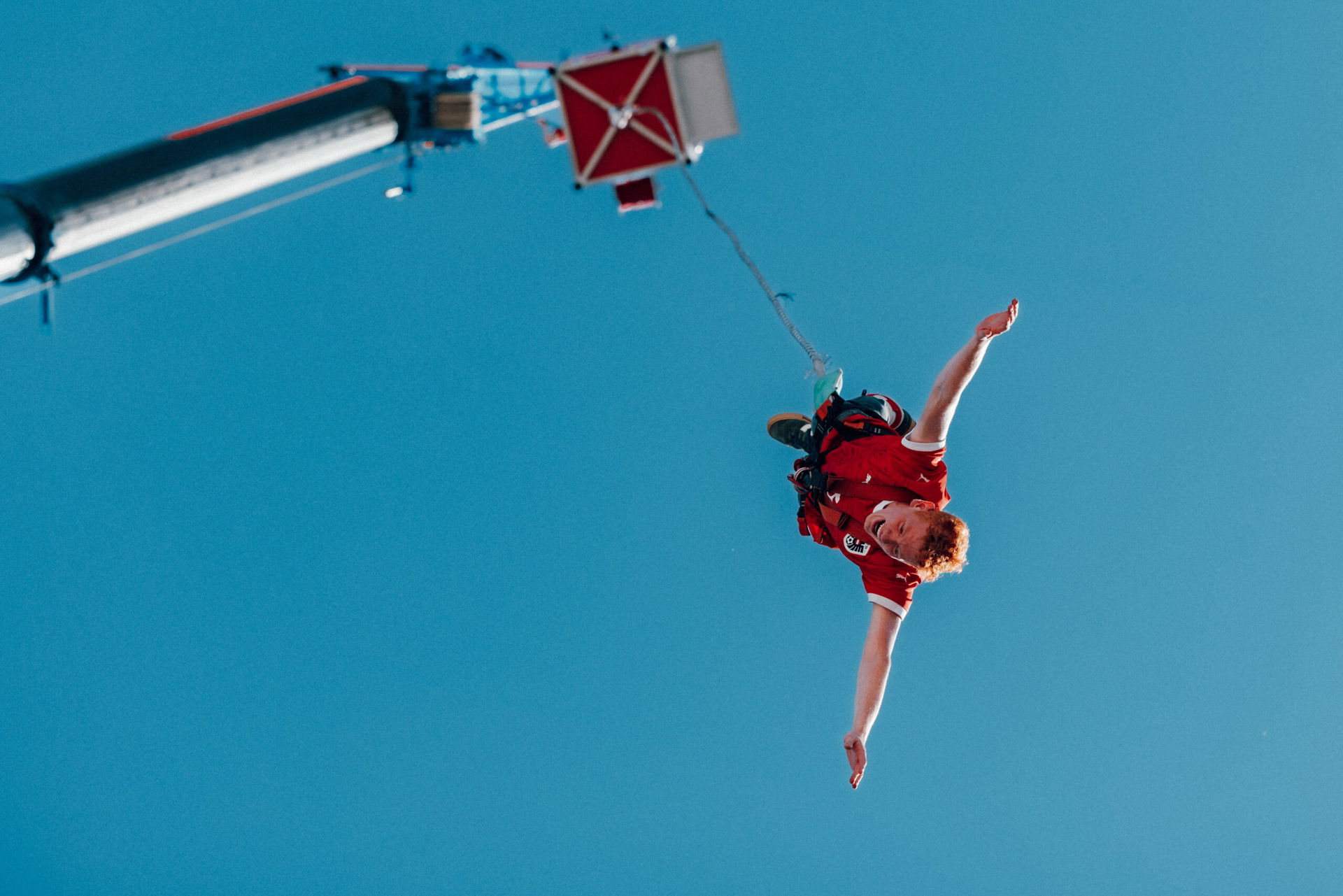 Am Tag des Sports kann man Bungee von einem Kran, mit Hofburg als Kulisse, springen.