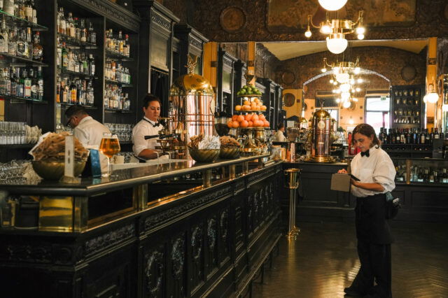 Im historischen Caffè San Marco in Triest trinkt man zwischen Büchern seinen Triester Kaffee.