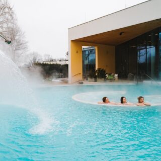 Menschen baden im Außenpool der Parktherme Bad Radkersburg