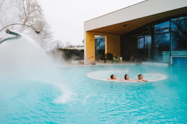 Menschen baden im Außenpool der Parktherme Bad Radkersburg