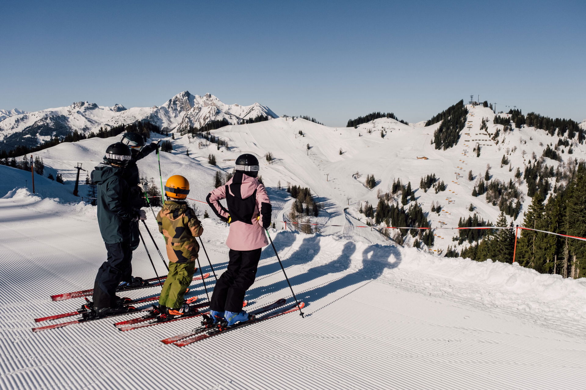 Familie fährt Ski in St. Johann