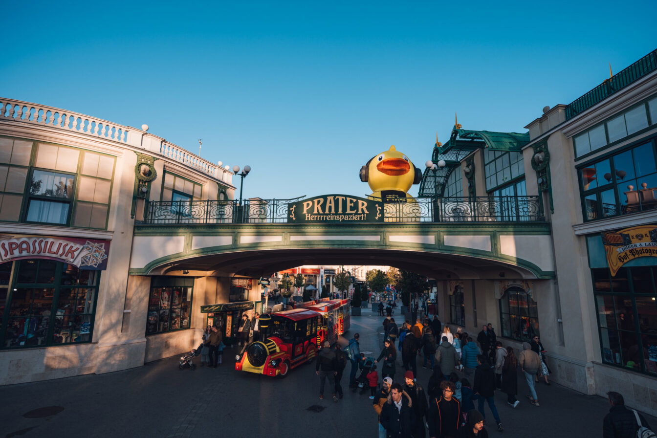 FM4 Unlimited im Prater, zu sehen ist die FM4 Ente am Eingang vom Wiener Prater