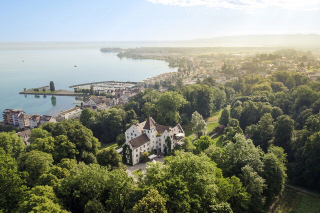 Luftaufnahme von Schloss Wartegg am Bodensee mit Schlosspark, Hafen Rorschach und Bergpanorama