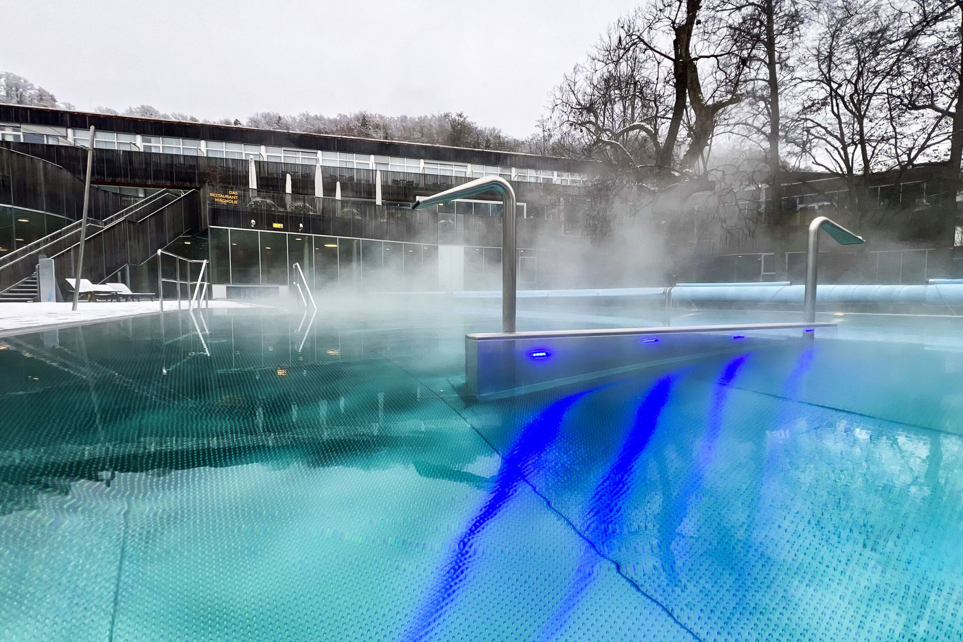 Außenpool der Therme der Ruhe Bad Gleichenberg im Winter