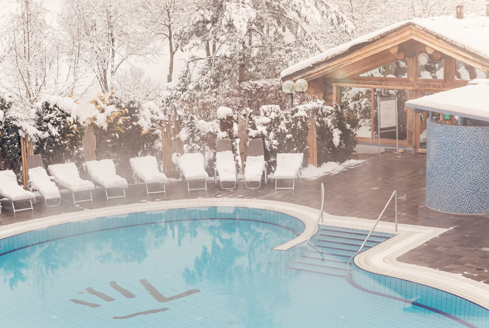 Panoramasaunabecken im Winter Thermenresort Loipersdorf