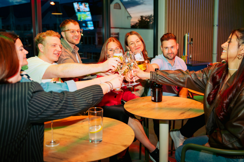 Anstoßende Menschen bei Topgolf (c) Topgolf