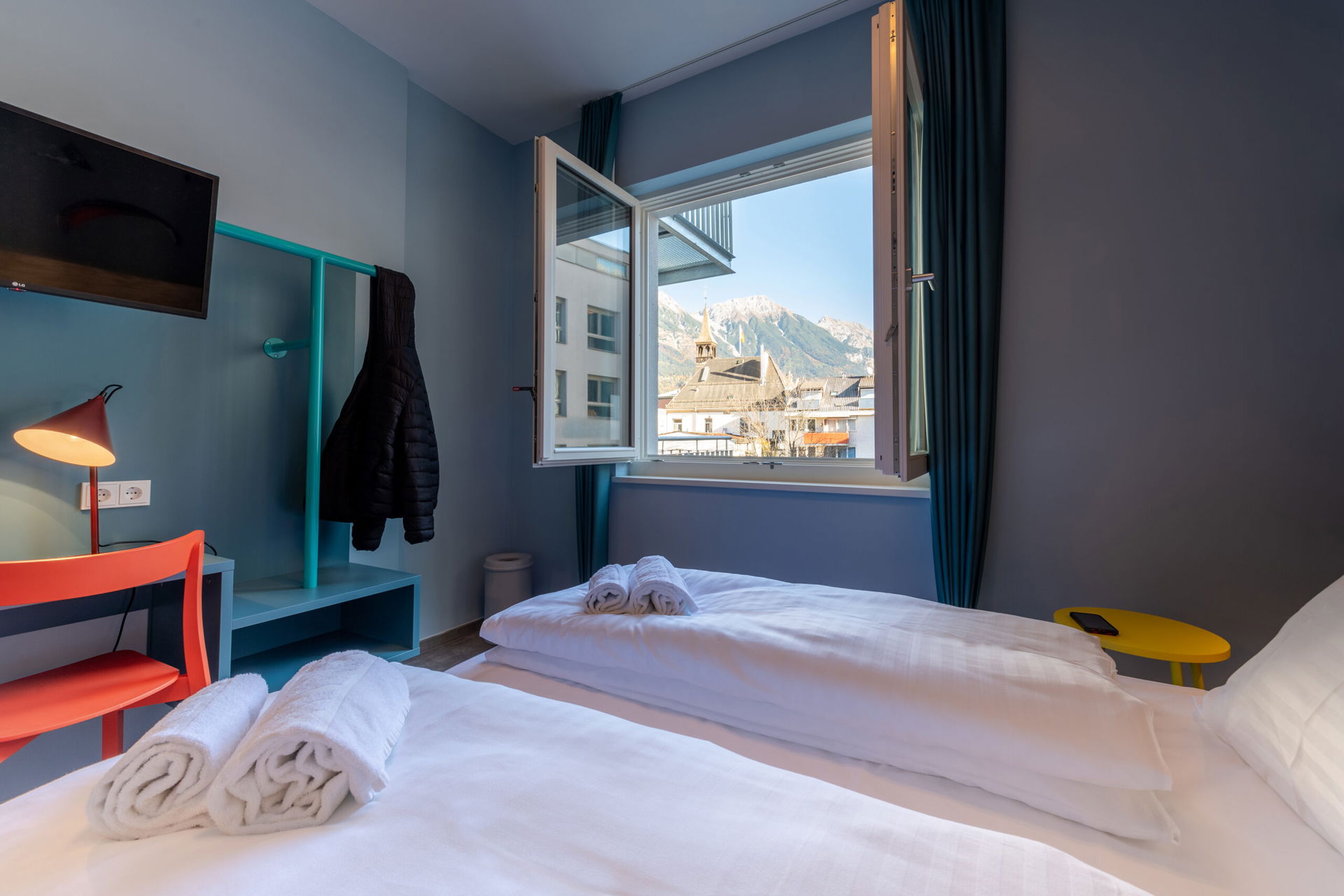 Zimmer mit Ausblick im MEININGER Hotel Innsbruck Zentrum