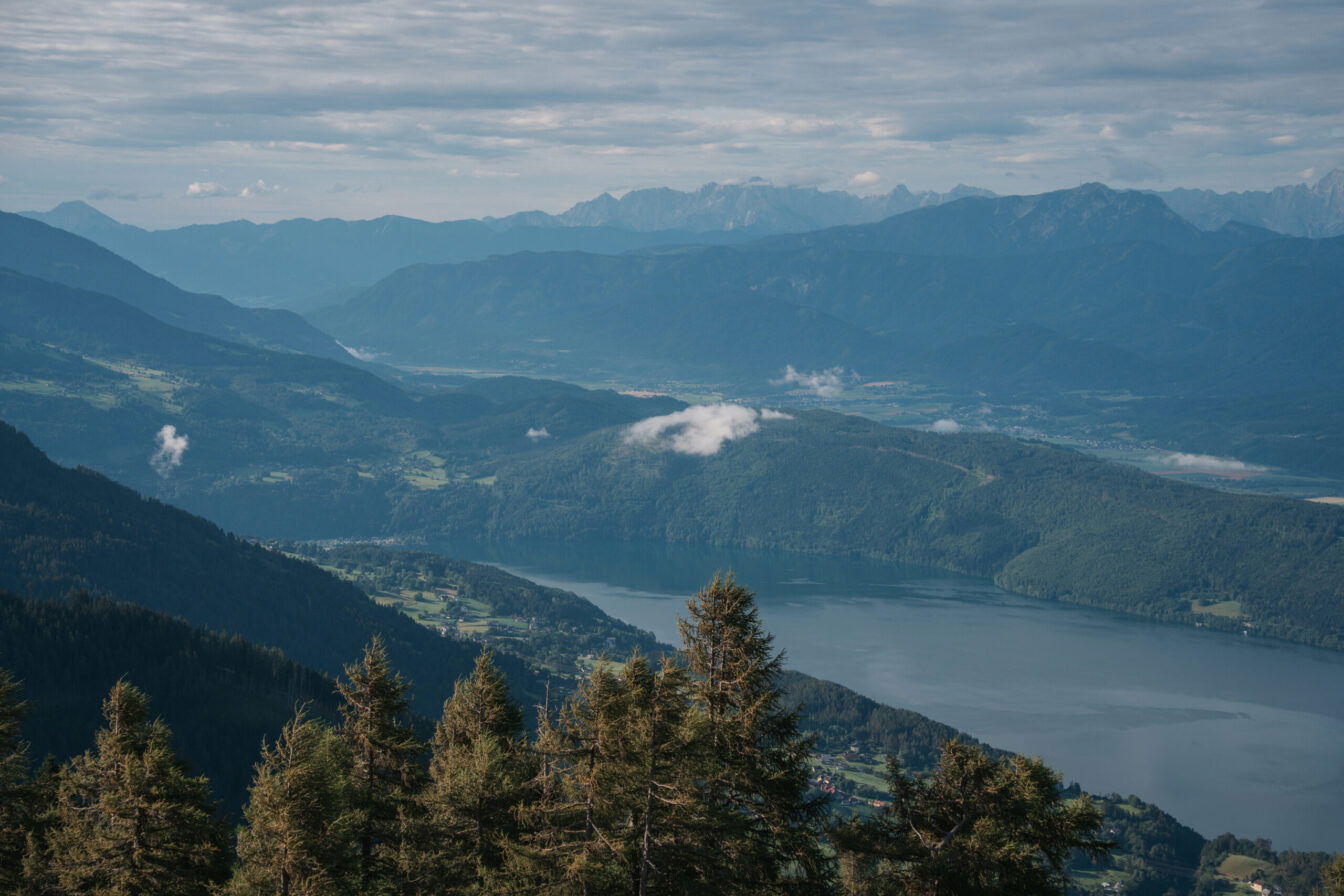 Interview über Overtourism und Digital Wellbeing: Ausblick unweit der Alexanderhütte am Millstättersee