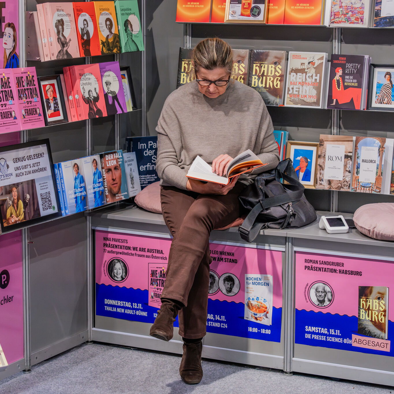 Buch Wien 2026: Frau liest Buch auf der Buch-Messe