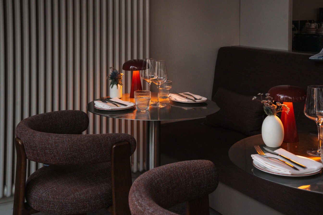Bolzanino Tablesetting mit Teller und Lampe in München