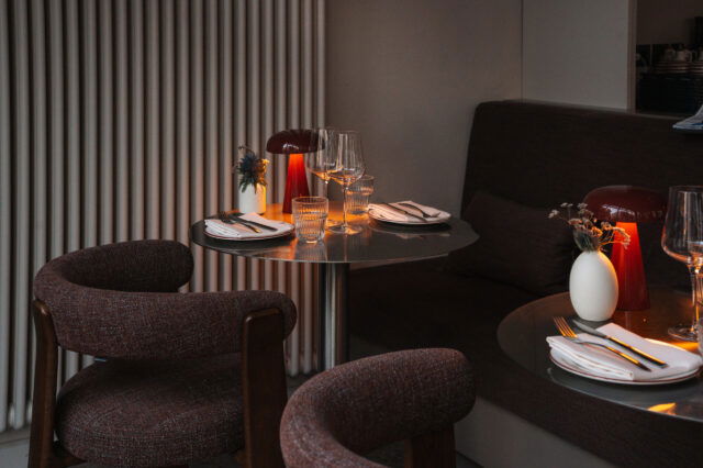 Bolzanino Tablesetting mit Teller und Lampe in München