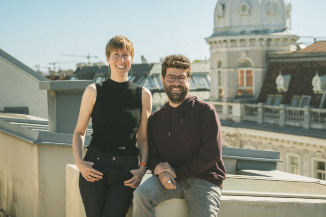 Wiener Zeitung meets 1000things: Jana Koch vom Kontext Club und Tobi Schmitzberger aus der 1000things Redaktion bilden das Team unseres neuen Digital Wellbeing Newsletters für mehr digitale Balance in deiner Freizeit