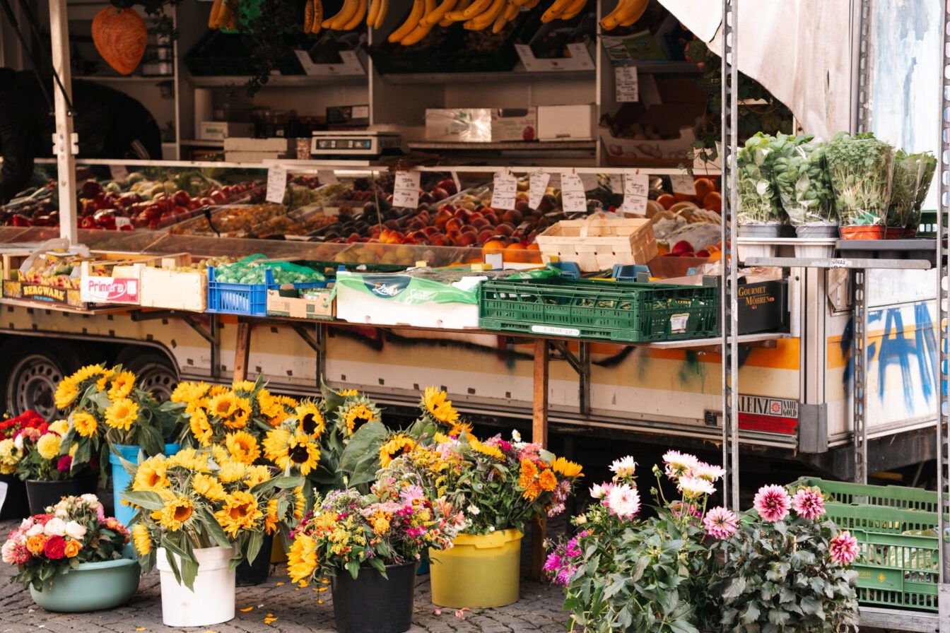 Beim Blumenstand im Lehel in München schöne Sträuße shoppen.