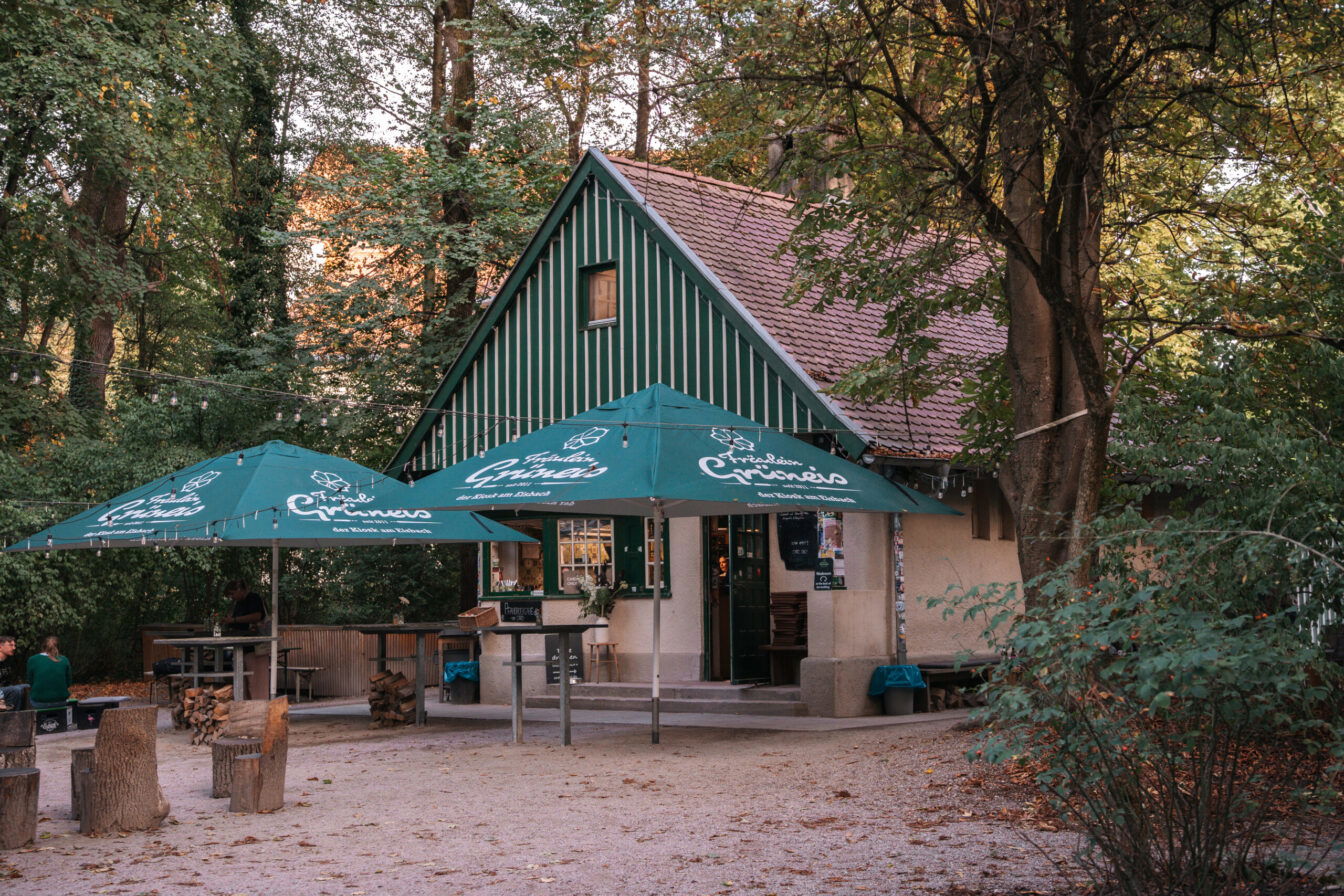 Bei Fräulein Grüneis im Englischen Garten im Lehel München gibt es Kuchen, Limos und Eis.