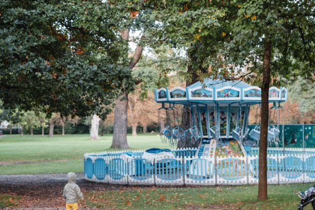 Hirschgarten München im Herbst mit Kettenkarussell