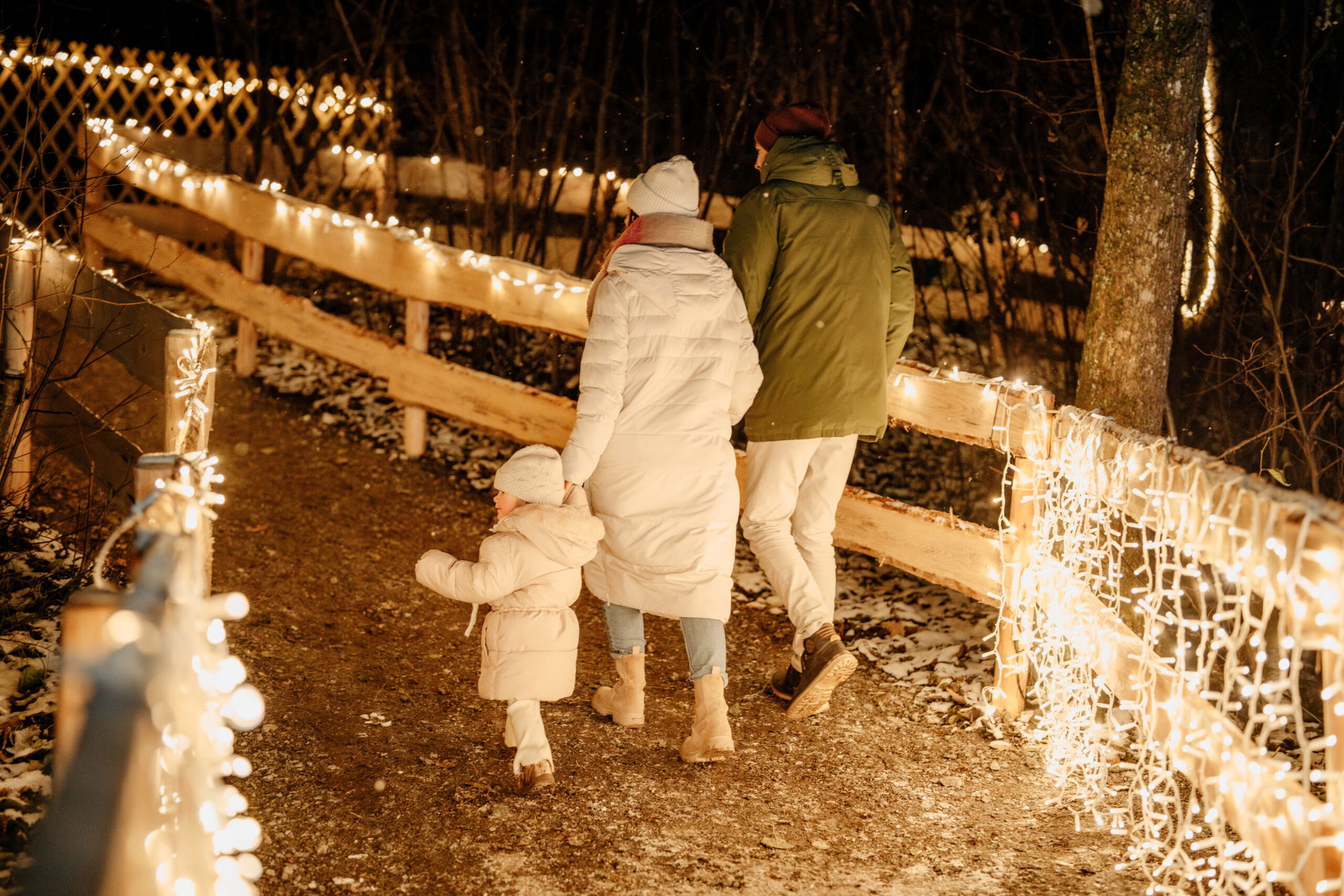 Tourismusverband Donau Oberösterreich/Studiosoco GmbH:
Eine kleine Familie spaziert Hand in Hand den beleuchteten Weg der „Zauberhaften Lichterwelt“ im IKUNA Naturresort.