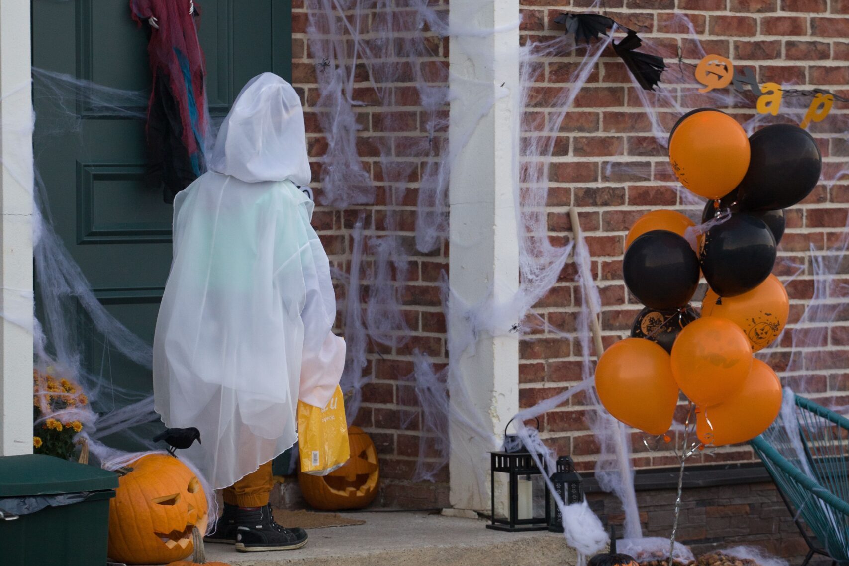 Zu Halloween gehen Kinder von Haus zu Haus um Süßigkeiten geschenkt zu bekommen.