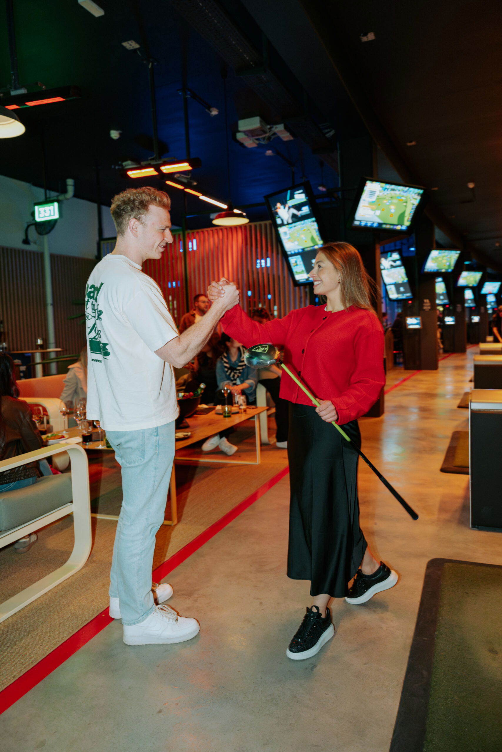 Personen spielen bei Topgolf Wien (c) Topgolf Wien
