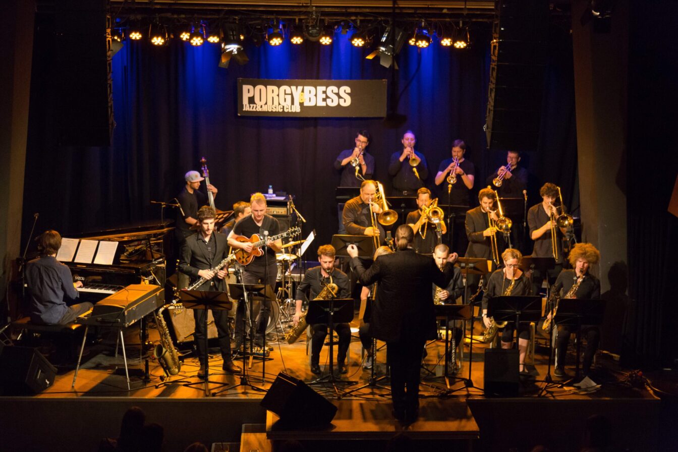die Vienna Big Band Unit spielt live auf der Bühne