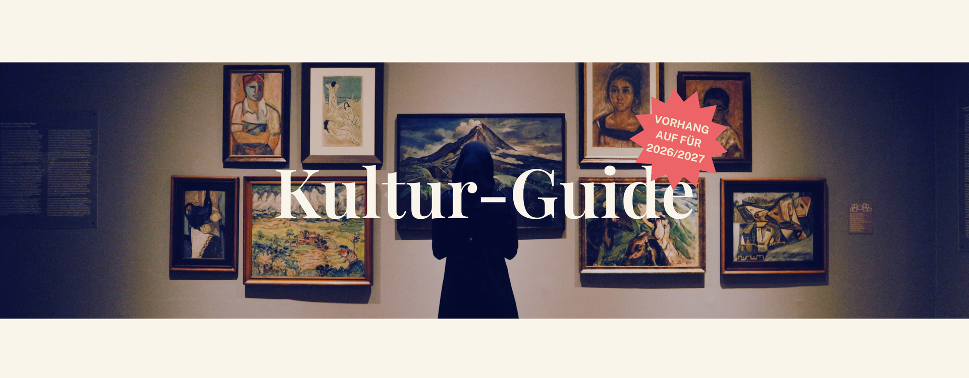 Frau in Museum vor Bildern (c) Unsplash | Zalfa Imani