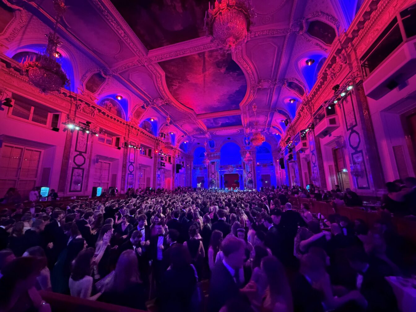 Menschen tanzen im Festsaal der Wiener Hofburg beim WU Ball