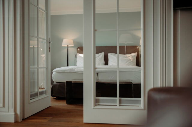 Hotelzimmer mit Bett, heller offener Raum ©manufaktur2.jpg