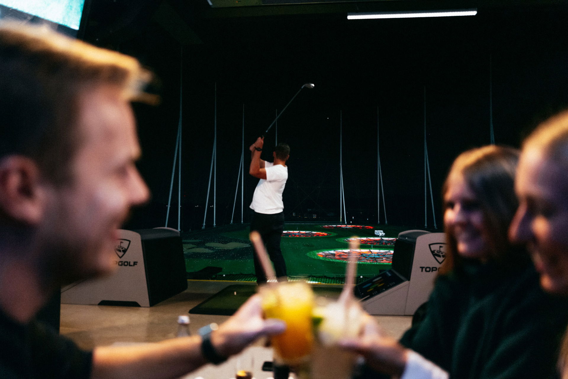 Topgolf bei Nacht (c) Topgolf