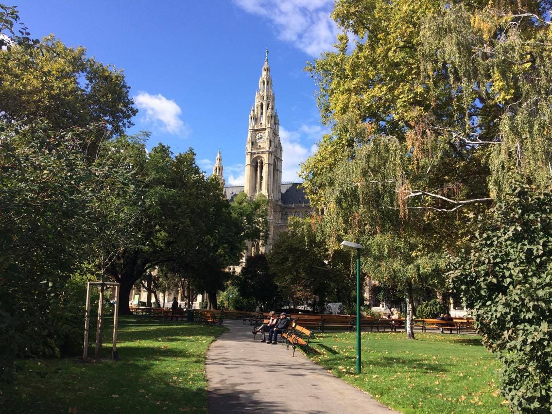 Herbst in Wien: Bänke und Wege im Rathauspark, 1010