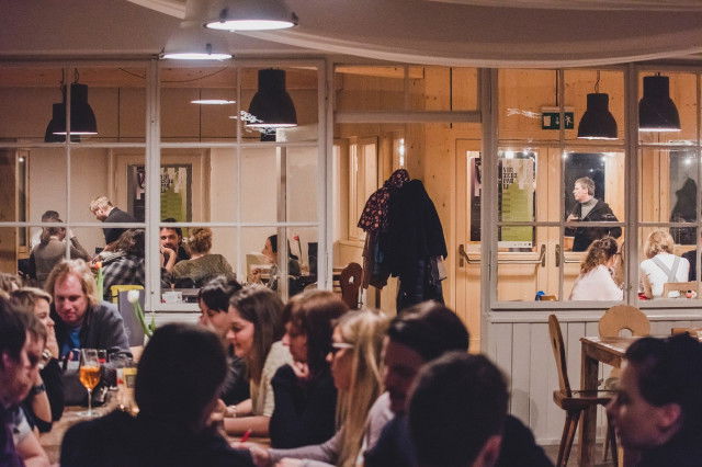 Menschen sitzen in der Gastwirtschaft Vinzenz Pauli in Niederösterreich