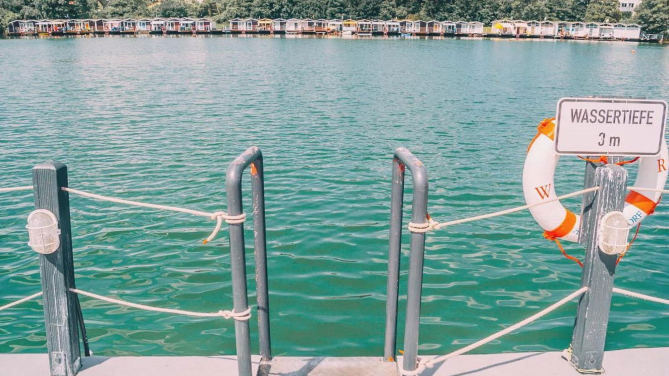 (c) Carly Hulls | Instagram Steg am Wasser