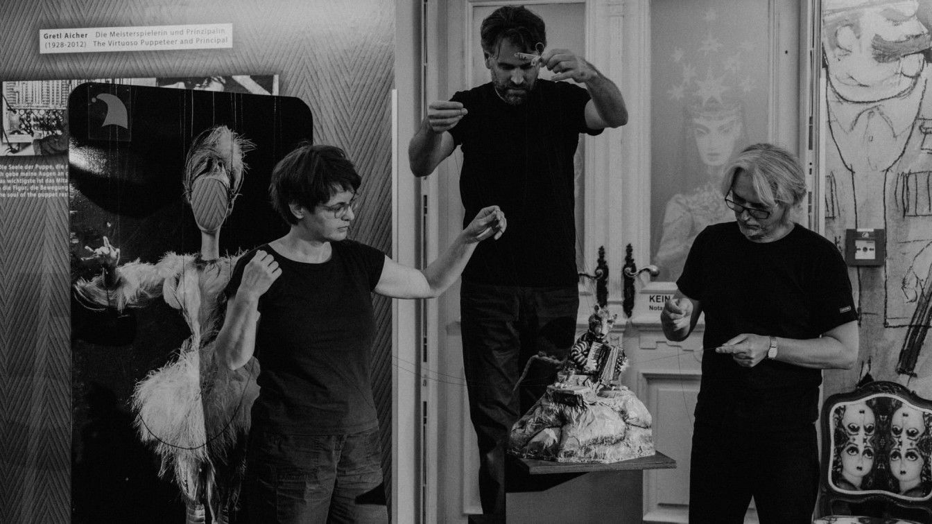 Philippe Brunner und seine Kollegen zeigen als Vorspiel zur "Zauberflöte" eine Akkordeon-spielende Ratte im Foyer. (c) Ines Futterknecht Marionetten Salzburg