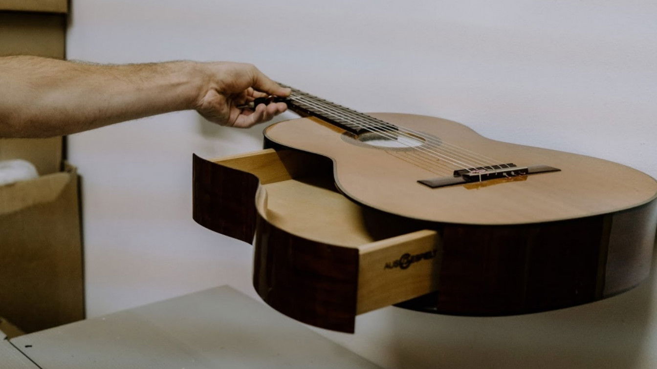 Gitarrenregal. (c) Ines Futterknecht Ausgespielt Upcycling