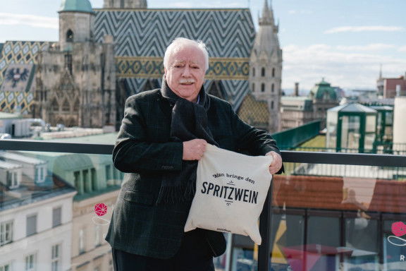 Michael Häupl mit Spritzwein-Tasche