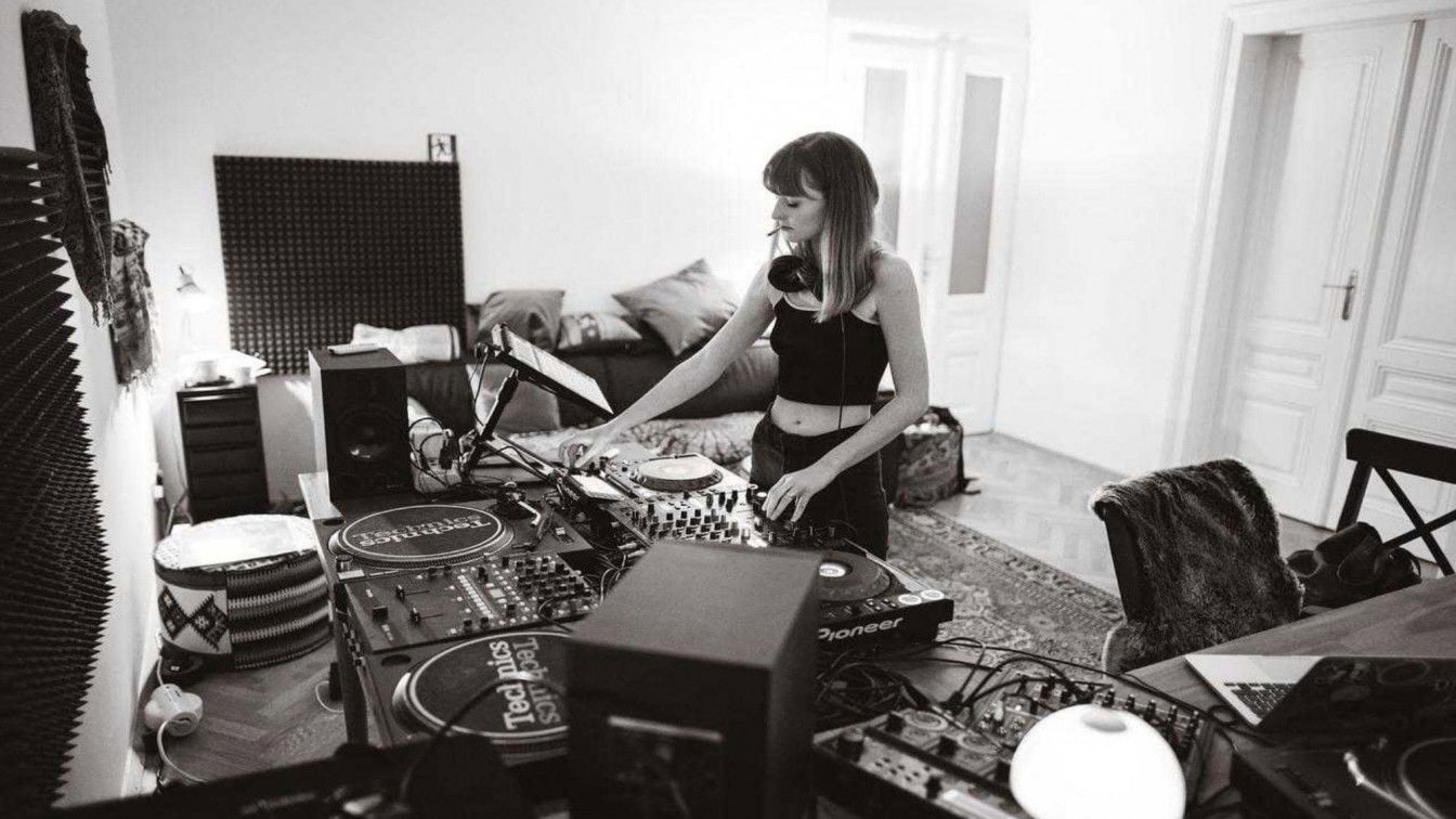 Annika Stein im Studio. (c) Daniel Friedrich Photography Weibliche DJs