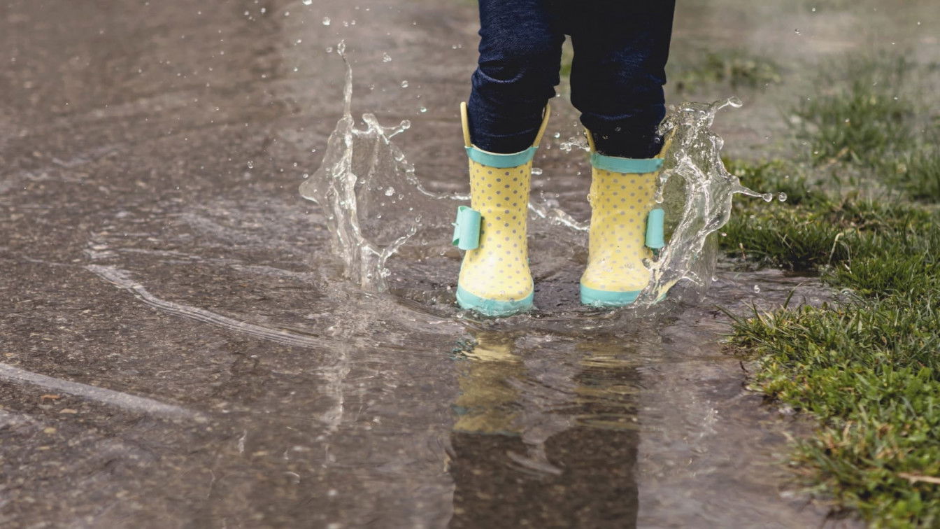 (c) Kristin Brown | Unsplash Regenstiefel Pfütze