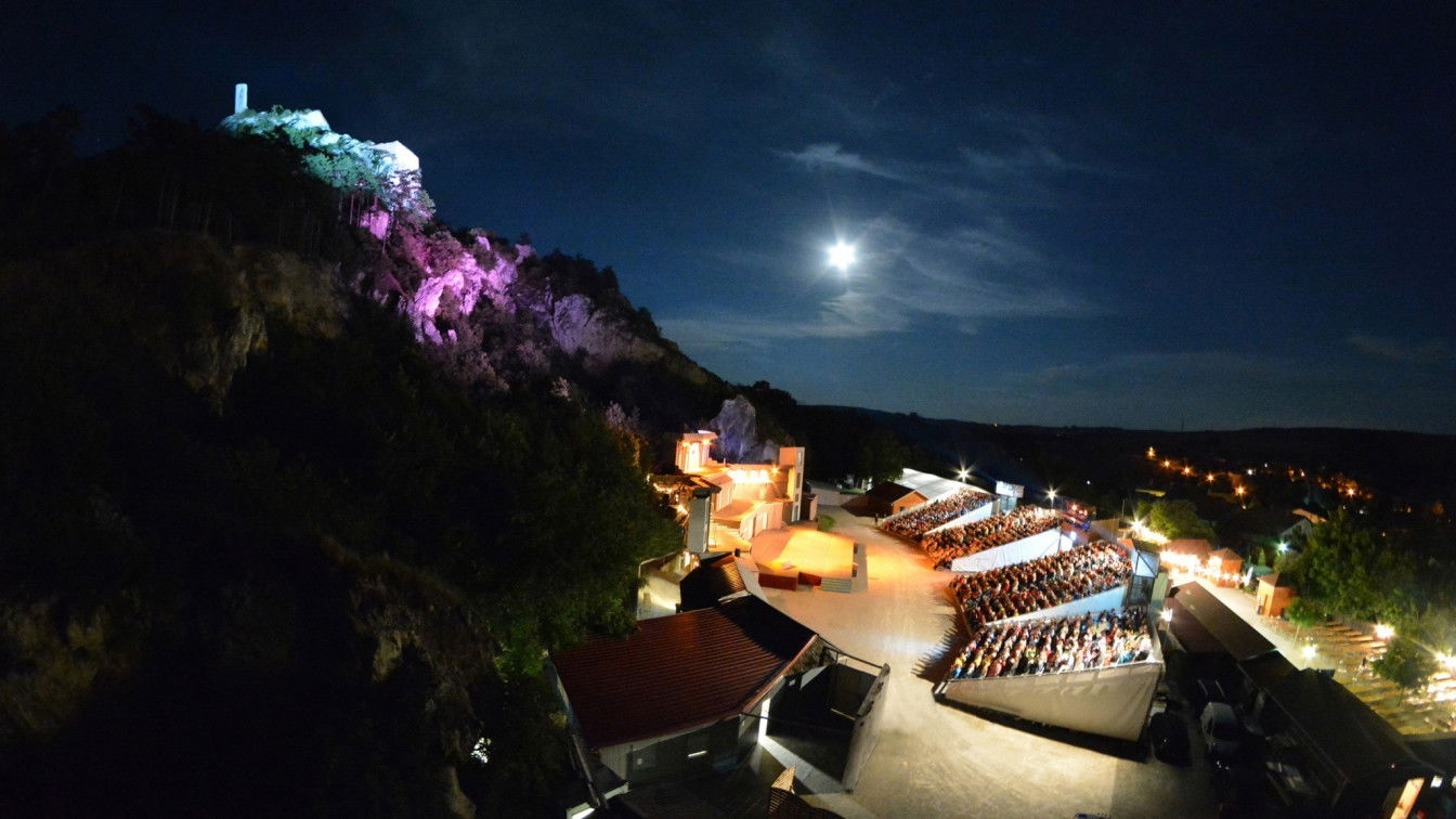 Die Felsenbühne bei Vollmond. Foto (c) Leopold Schuster Felsenbühne Staatz