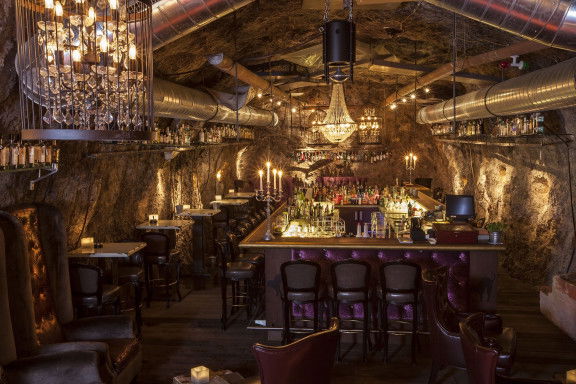 Die Bar Stollen 1930 mit ihrer extravaganten Einrichtung. (c) Auracher Löchl