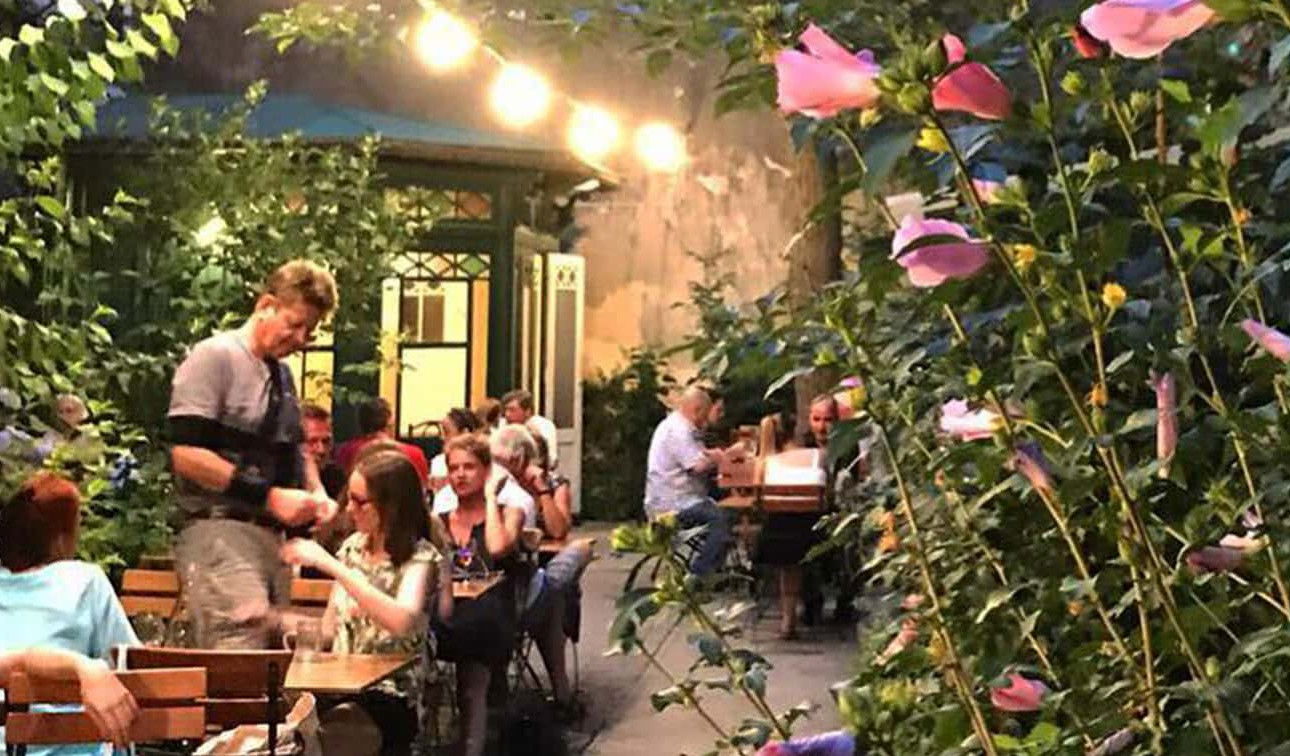 Der Innenhof der Weinstube. (c) Marie Amenitsch | 1000things sommerliche dates in wien
