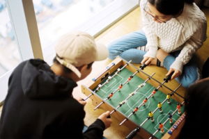 Eine Runde Tischfußball bringt Schwung ins Büro!