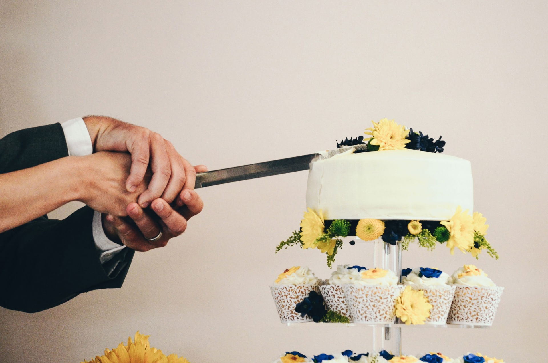 Hochzeitstorte anschneiden
