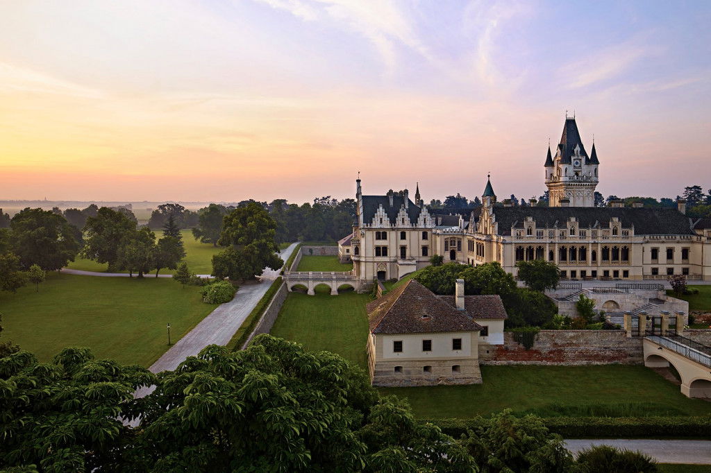 Blick auf das Schloss Grafenegger im Frühling