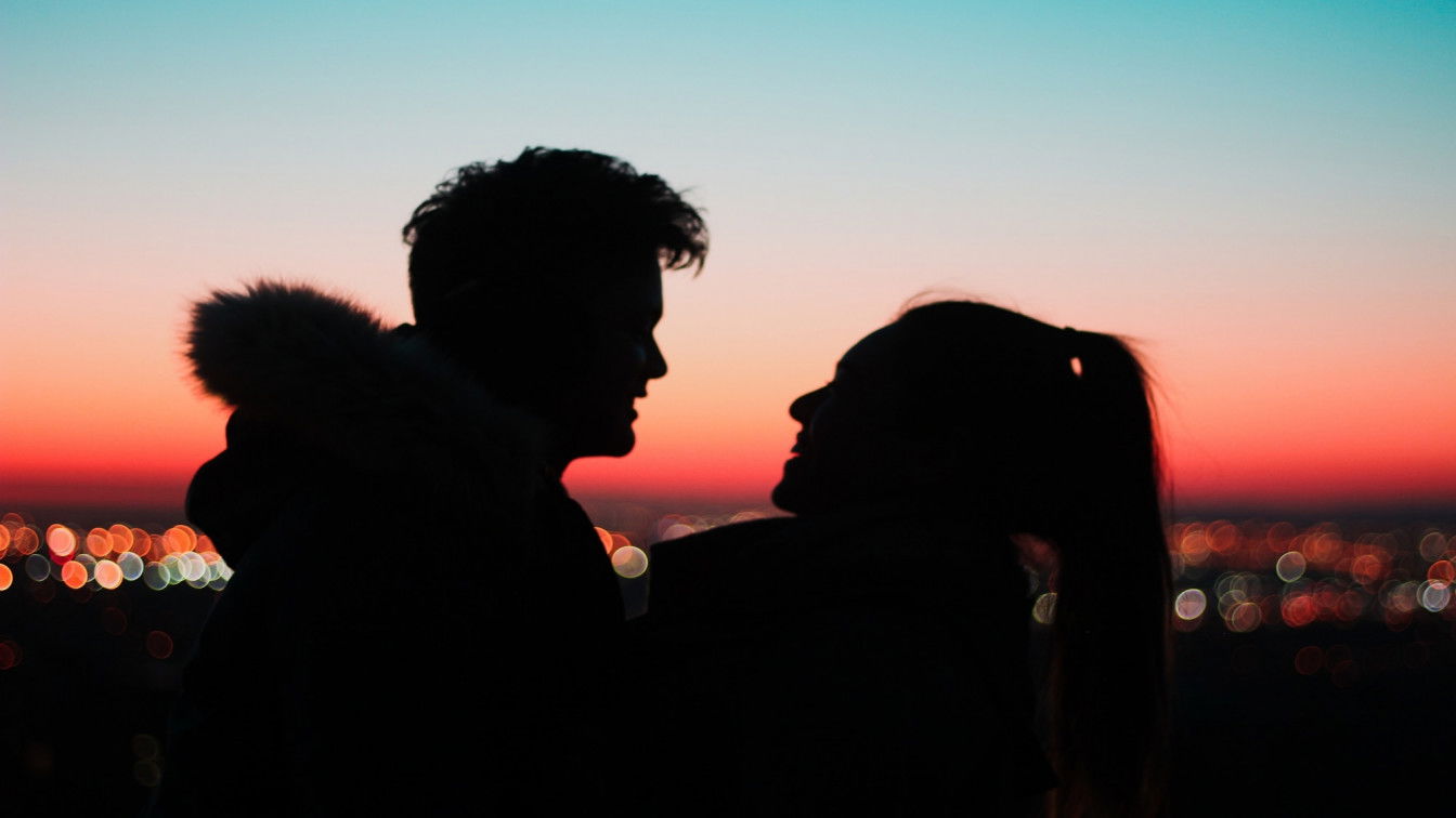 (c) Isaac Cabezas | Unsplash Silhouette von Paar vor Sonnenuntergang