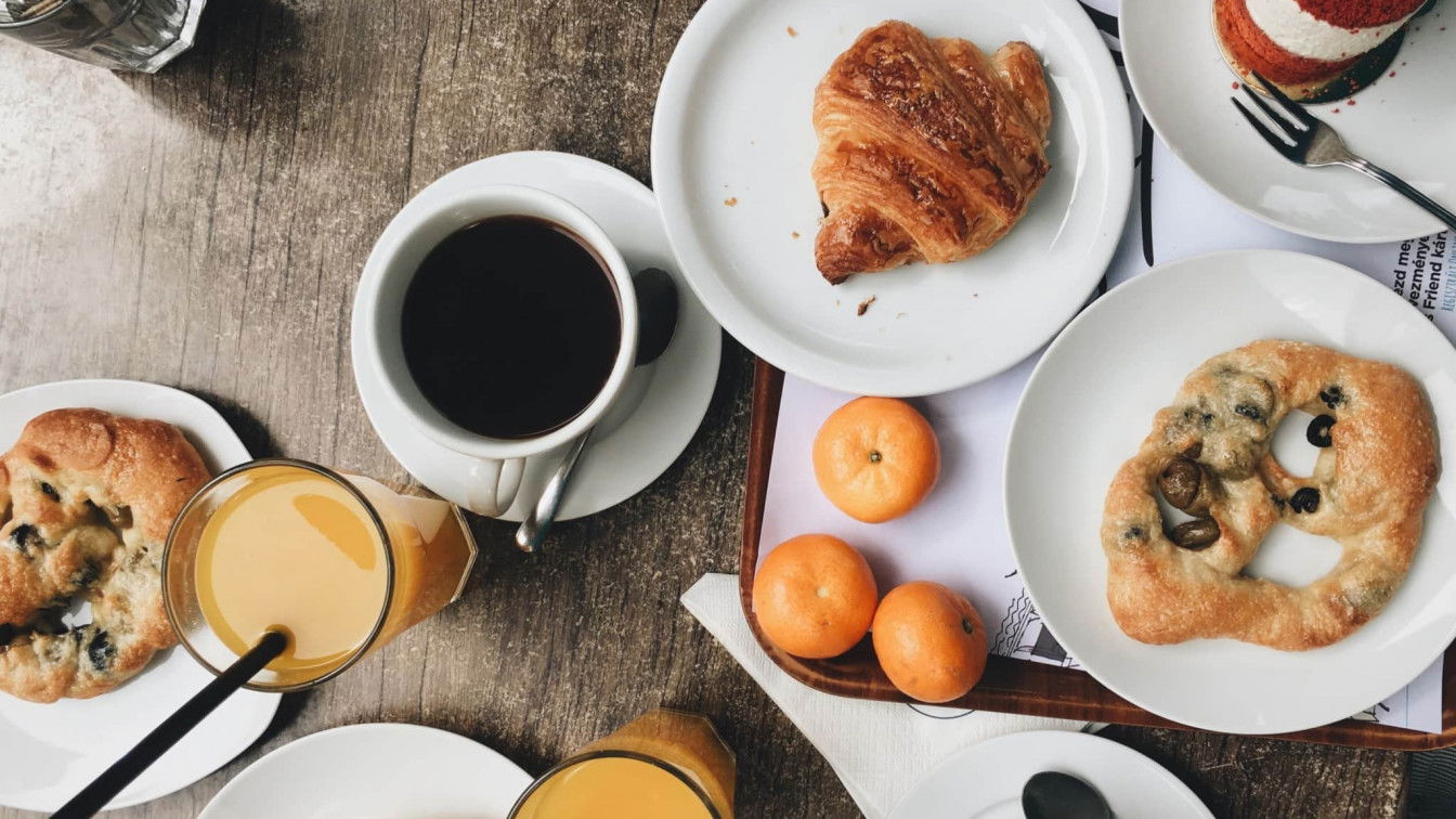 Frühstück (c) Unsplash Frühstück mit Kaffee und Croissant