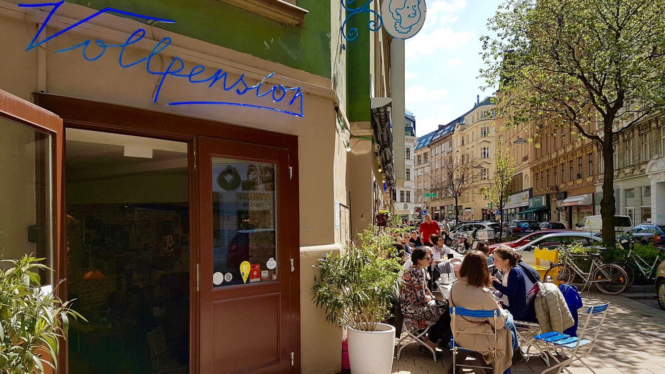 (c) Lisa Panzenböck kaffee trinken in der sonne in wien