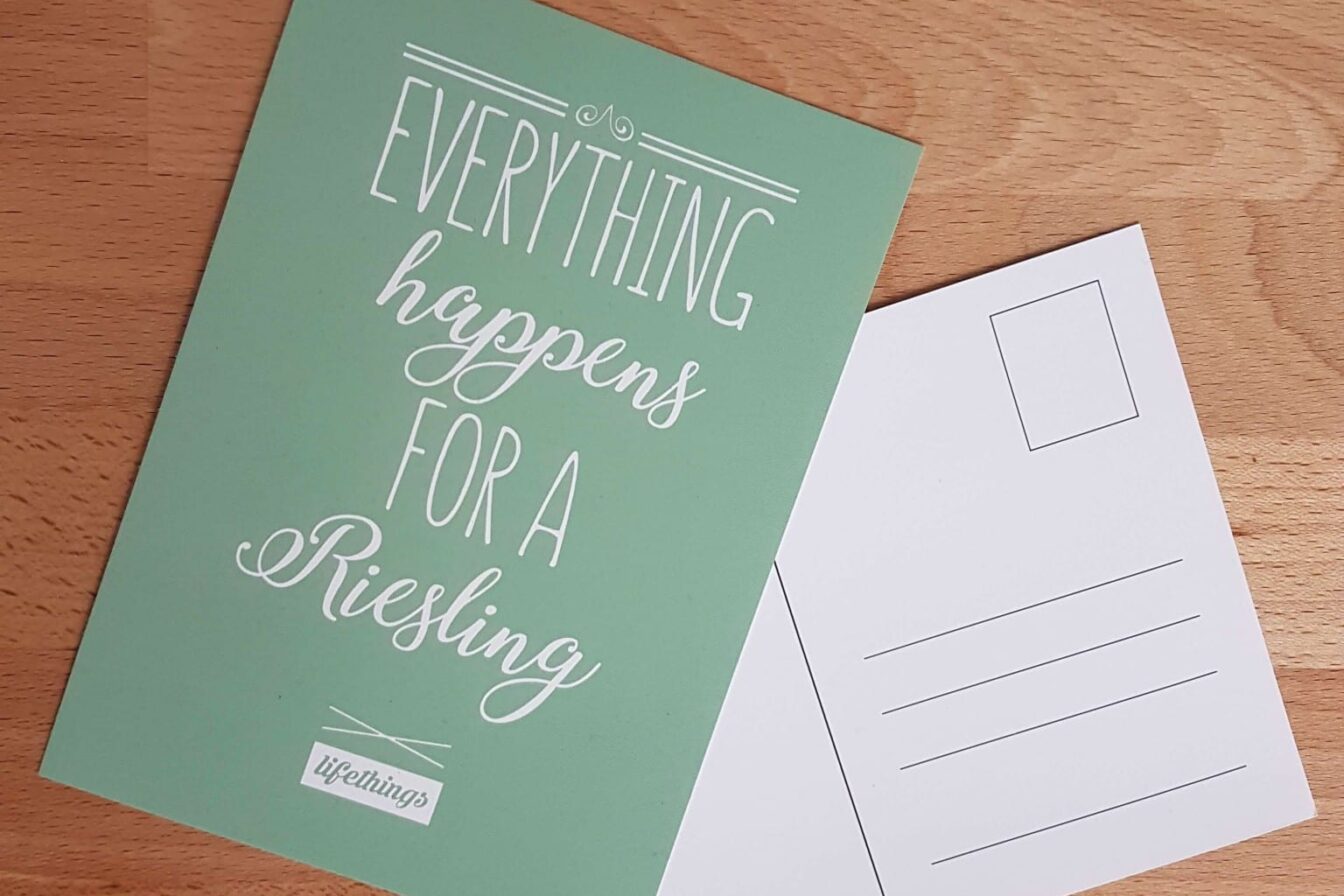 Eine Postkarte mit der Aufschrift "everything happens for a Riesling"