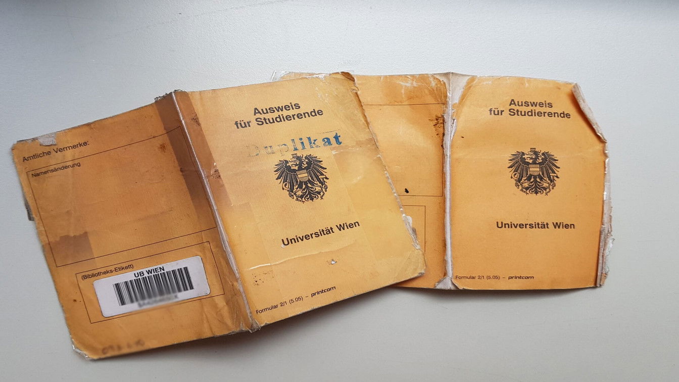 Wir werden unsere alten Student*innenausweise auf ewig in Eheren halten! (c) 1000things uni wien